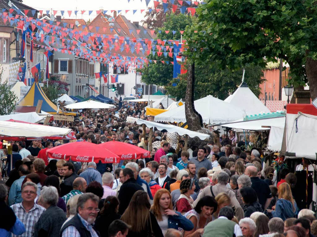Drangvolle Enge auf der ganzen Feststraße. Drangvolle Enge auf der ganzen Feststraße.