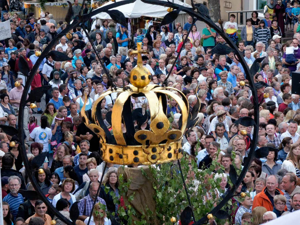 Vor der „Krone“, wo das Bürgerschauspiel beginnt, drängen sich die Zuschauer. Vor der „Krone“, wo das Bürgerschauspiel beginnt, drängen sich die Zuschauer.