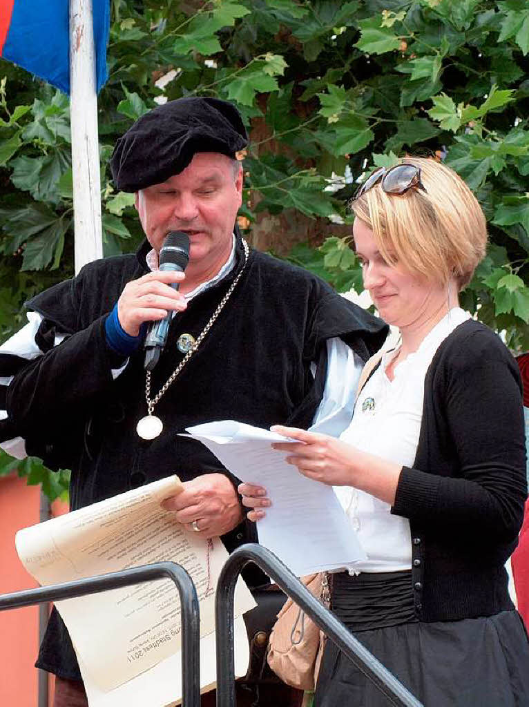 Schultes Matthias Guderjan macht zusammen mit seiner kroatischen Übersetzerin klar, was gleich beginnt. Schultes Matthias Guderjan macht zusammen mit seiner kroatischen Übersetzerin klar, was gleich beginnt.