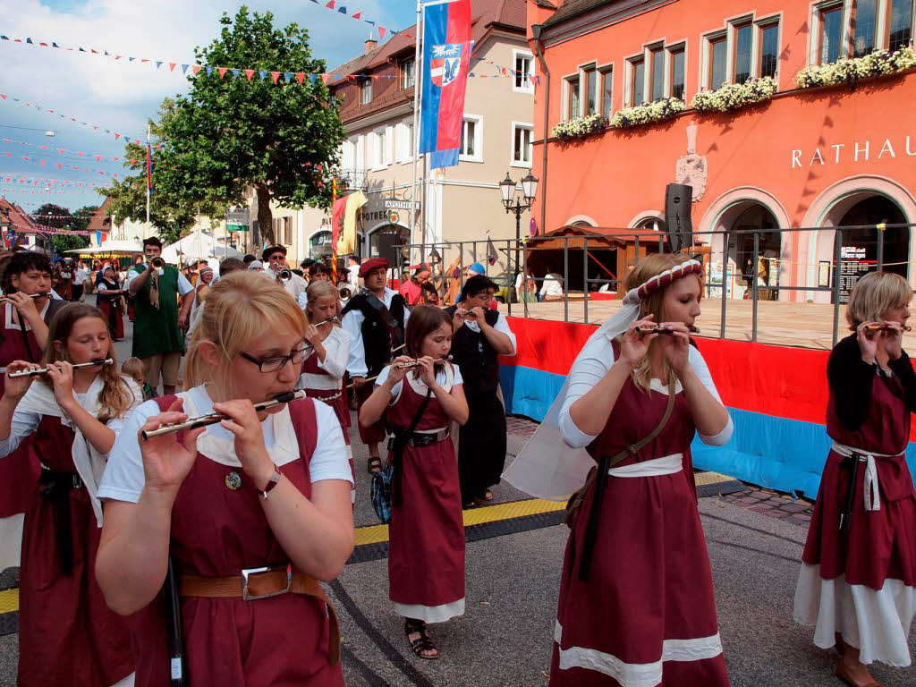 Festauftakt: Der Spielmannszug führt den Festzug an. Festauftakt: Der Spielmannszug führt den Festzug an.