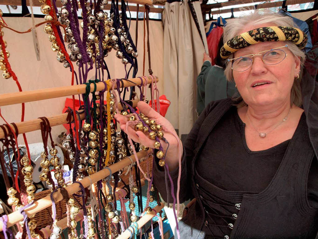 Bärbel aus Hirschhorn verkauft Glöckchen. Bärbel aus Hirschhorn verkauft Glöckchen.