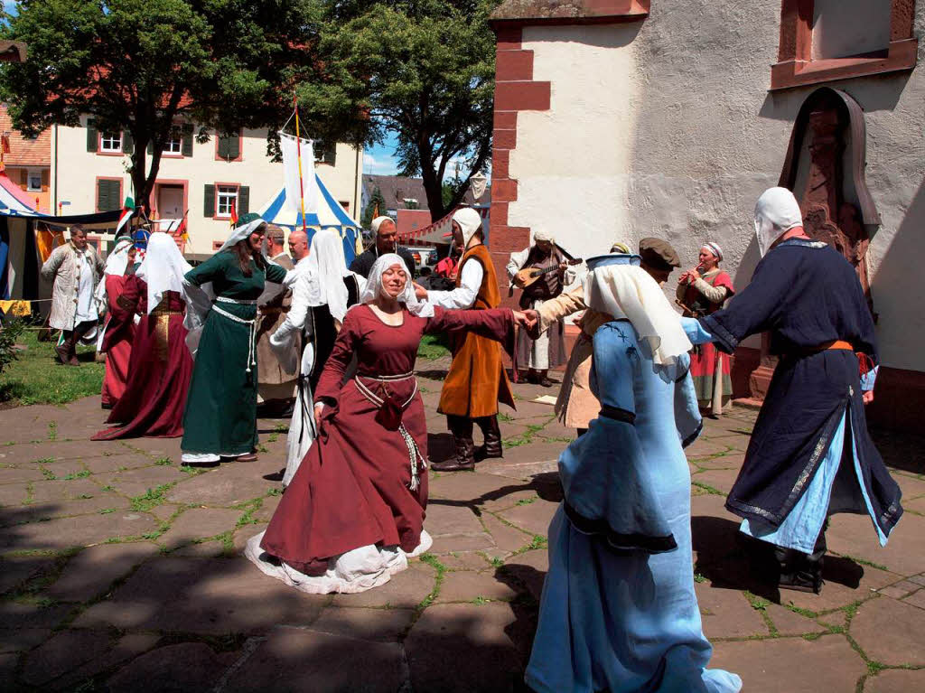 Die Freie Ritterschaft Baden beim Tanze vor der Kirche. Die Freie Ritterschaft Baden beim Tanze vor der Kirche.