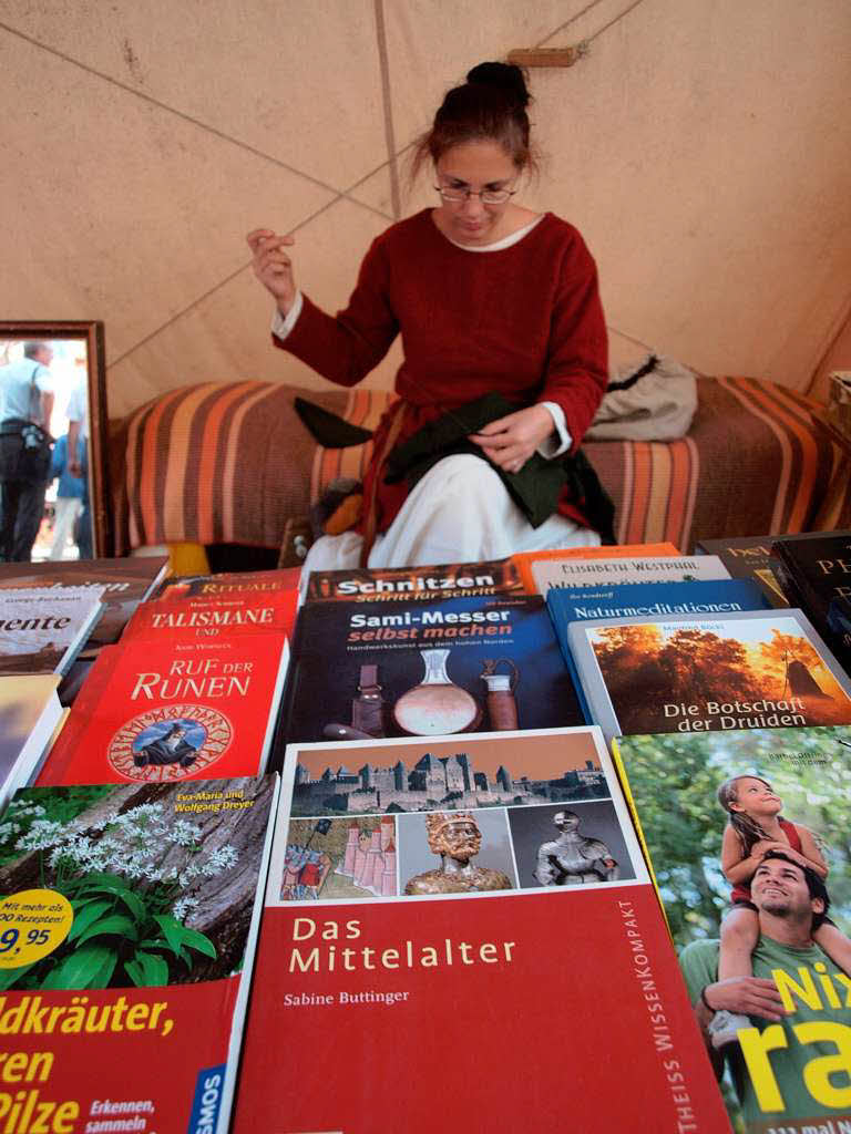 Lektüre für danach und Gewänder nähen, für die Zeit zwischendurch. Lektüre für danach und Gewänder nähen, für die Zeit zwischendurch.