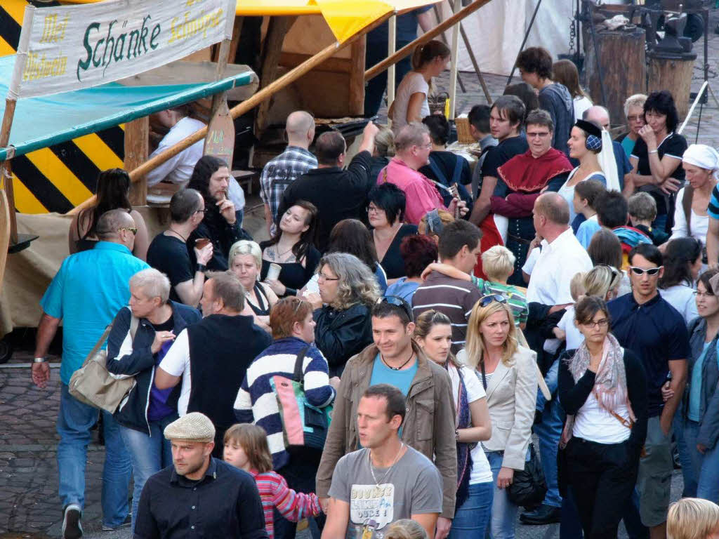 Gedränge vor einer der vielen Schänken beim Historischen Stadtfest in Kenzingen. Gedränge vor einer der vielen Schänken beim Historischen Stadtfest in Kenzingen.