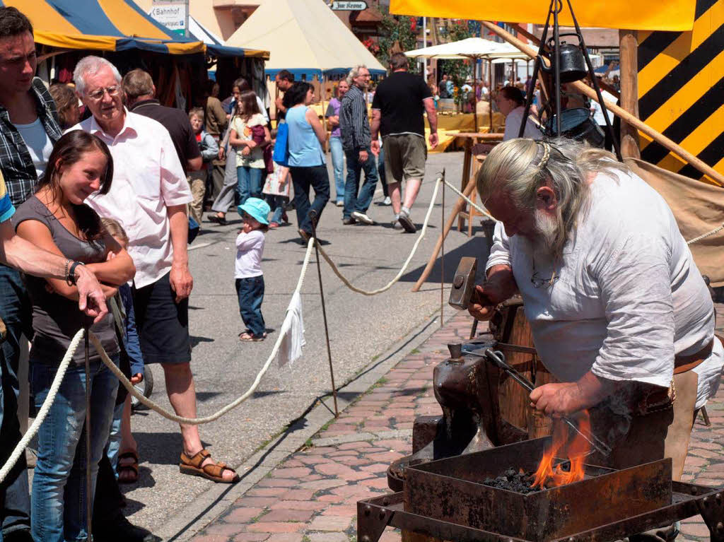 Ein heißer Job: Schauschmieden in der Sommersonne. Ein heißer Job: Schauschmieden in der Sommersonne.