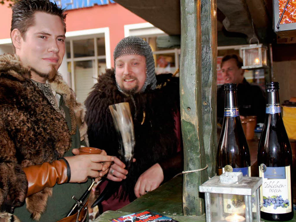 Stilechte Zecher mit Trinkhorn. Stilechte Zecher mit Trinkhorn.
