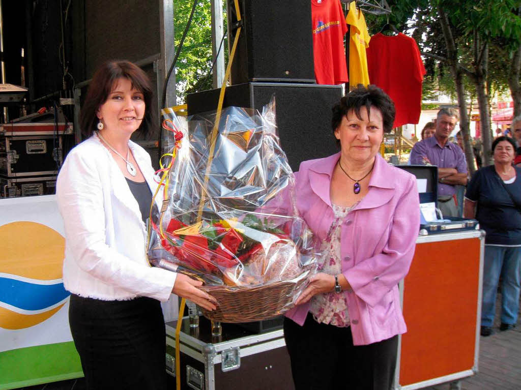 Fabienne Stich bedankte sich fr die Einladung bei Kathrin Schnberger mit einem Geschenkkorb.