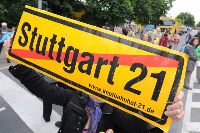 In die Diskussion um Stuttgart 21 drf...n die Kosten fr das Projekt geschnt.  | Foto: dpa