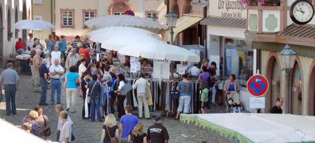 Die Marktstnde ber den ganzen Marktp...Nachmittagsstunden stndig umlagert.    | Foto: Vitt