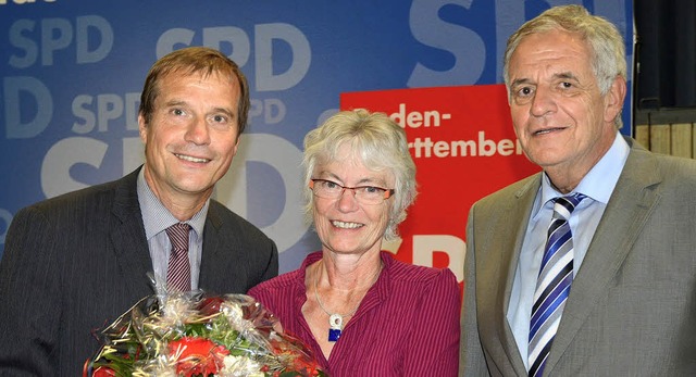 Klaus Eberhardt bernimmt den Vorsitz ...orf. Rainer Stickelberger gratuliert.   | Foto: Michael Reich