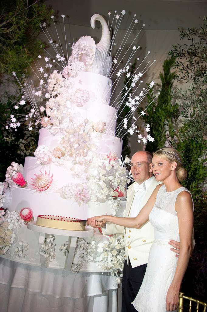 Ebenfalls dabei: die Hochzeitstorte (hinten) Ebenfalls dabei: die Hochzeitstorte (hinten)