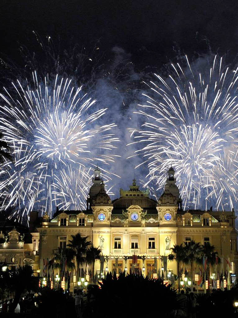 Hallo Volk, das Dinner ist zu Ende. Zum Dessert gab es ein Feuerwerk. Hallo Volk, das Dinner ist zu Ende. Zum Dessert gab es ein Feuerwerk.