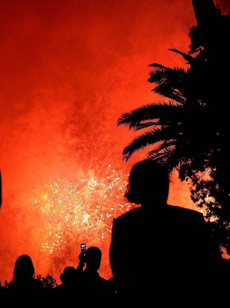 Hallo Volk, das Dinner ist zu Ende. Zum Dessert gab es ein Feuerwerk. Hallo Volk, das Dinner ist zu Ende. Zum Dessert gab es ein Feuerwerk.