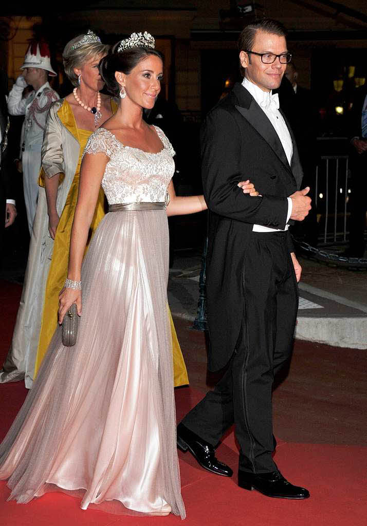 Die dänische Prinzessin Marie am Arm von Daniel von Schweden Die dänische Prinzessin Marie am Arm von Daniel von Schweden