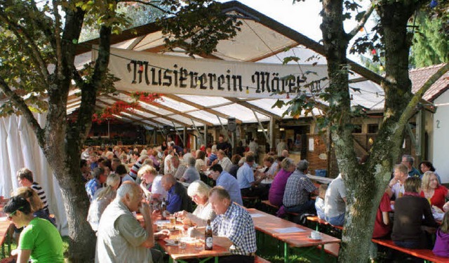 Lauschig im Schatten sitzen und den Ta...s Fischerfest ldt frmlich dazu ein.   | Foto: Cremer