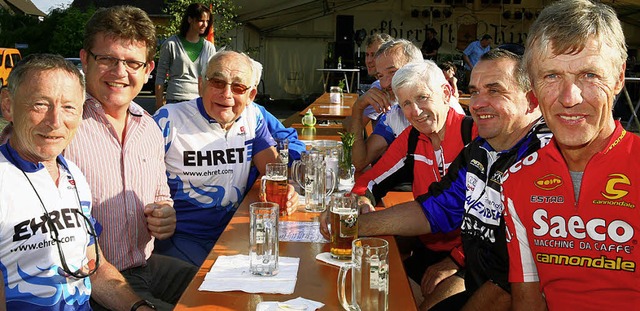 Auch Bockbierfest-Initiator  Erwin &#8...on links) stie mit Radlerfreunden an.  | Foto: Sandra Decoux-Kone