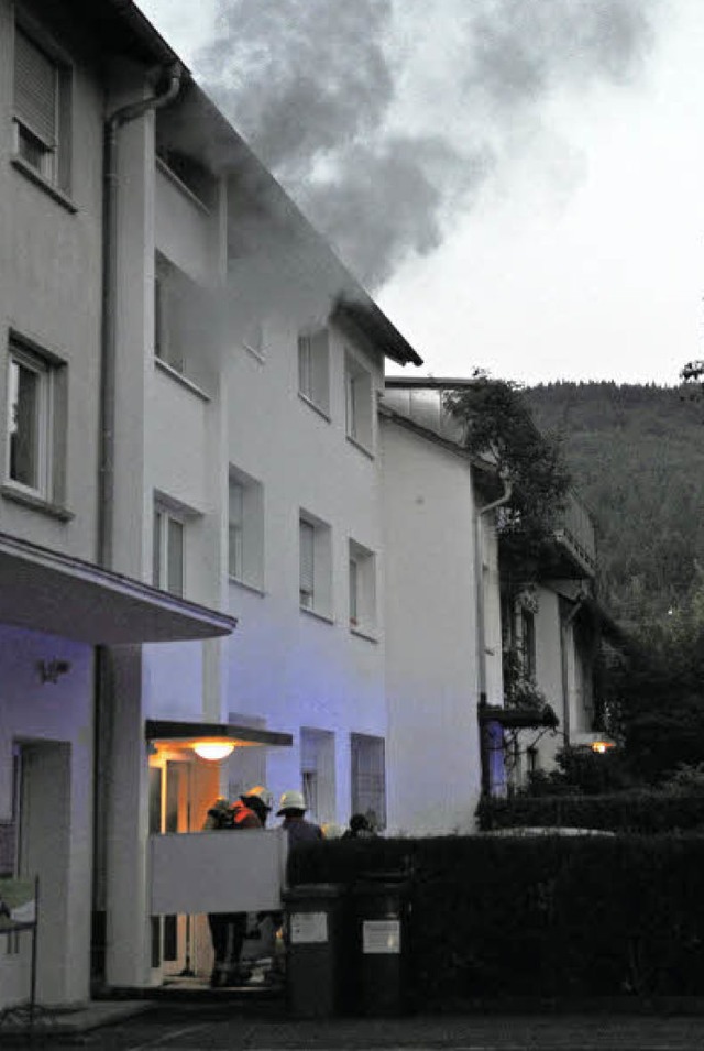 Verqualmtes Treppenhaus: 38 Feuerwehrleute im Einsatz   | Foto: Seeger