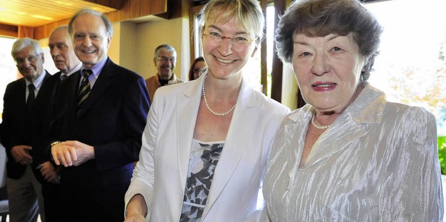 Eleonore Hodeige  mit Preistrgerin Ur...direktor Matthias Brandis (von rechts)  | Foto: michael bamberger