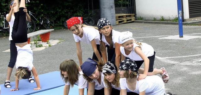 Zirkusakrobaten zeigten beim Schulfest, was sie knnen.   | Foto: Heiner Fabry