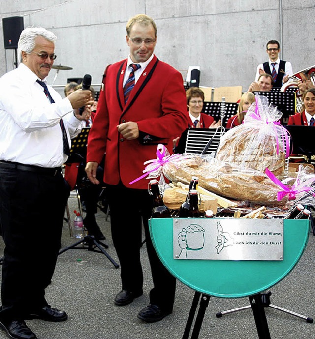 Thomas Kaiser und Feldmusik-Vorstand Birrer mit Gastgeschenk  | Foto: Heiner Fabry