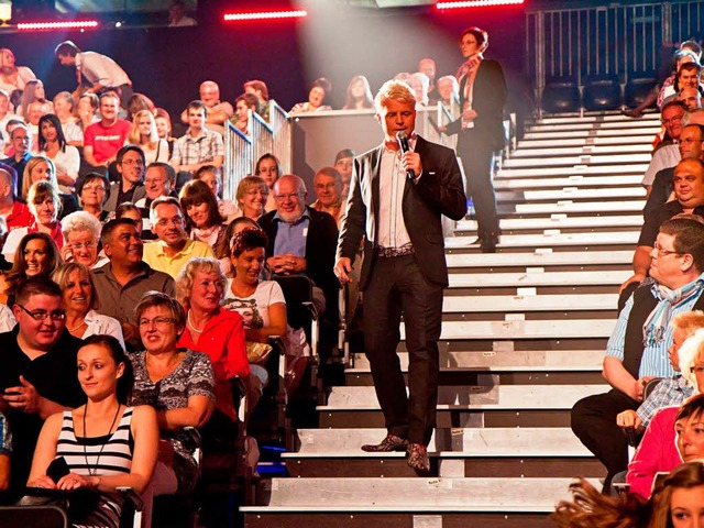 Moderator Guido Cantz auf Tuchfhlung mit dem Publikum in Offenburg.  | Foto: Dominik Schneider
