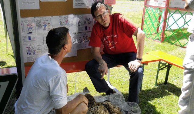 Umweltbeauftragter Ralf Dubler erklr...tenfest den Aufbau von Wespennestern.   | Foto: Sabine Vkt