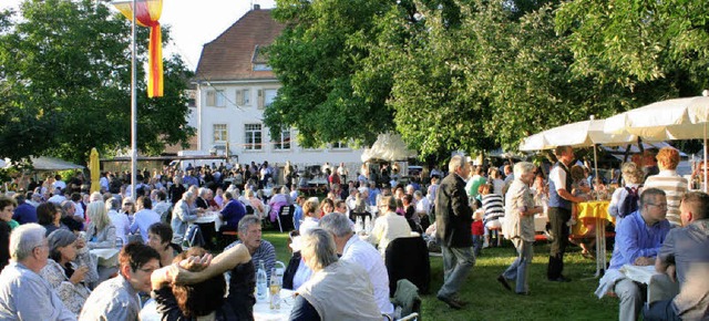 Hunderte von Besuchern genossen am Sam...e einmalige Stimmung im Museumsgarten.  | Foto: Cremer