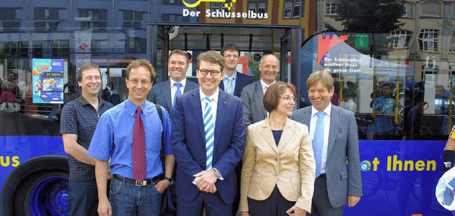 Gruppenbild mit Schlsselbus (v. l.): ...nnes Mller (Vorstandsmitglied SWEG).   | Foto: Robert Ullmann