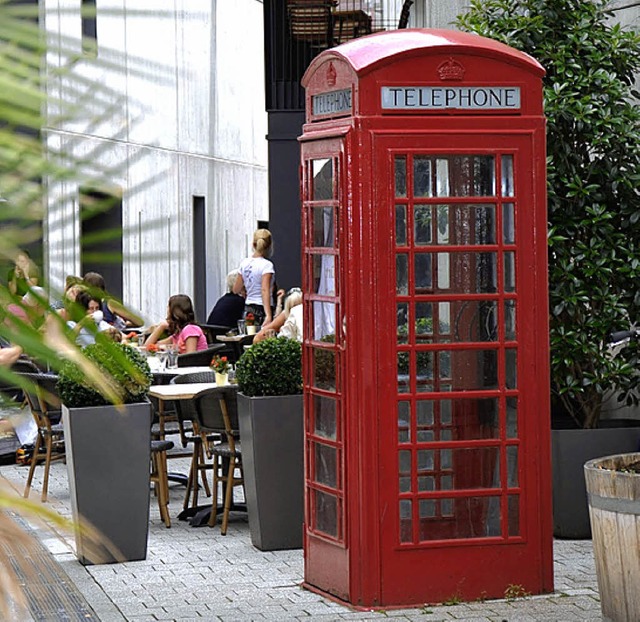 Die englische Telefonzelle kann jetzt als Mnztelefon genutzt werden.   | Foto: Stadt Lrrach