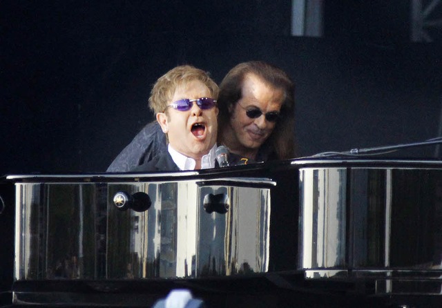 Der Snger und sein Bassist: Elton John mit Bob Birch   | Foto: Wolfgang Grabherr