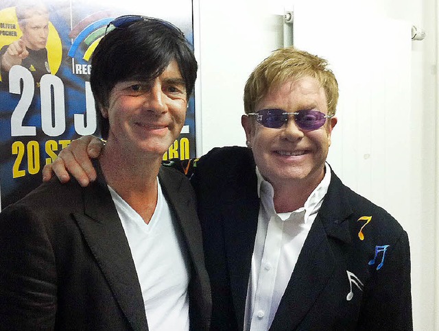 Stars hinter der Bhne: Jogi Lw (links) trifft Elton John   | Foto: Marc Owald