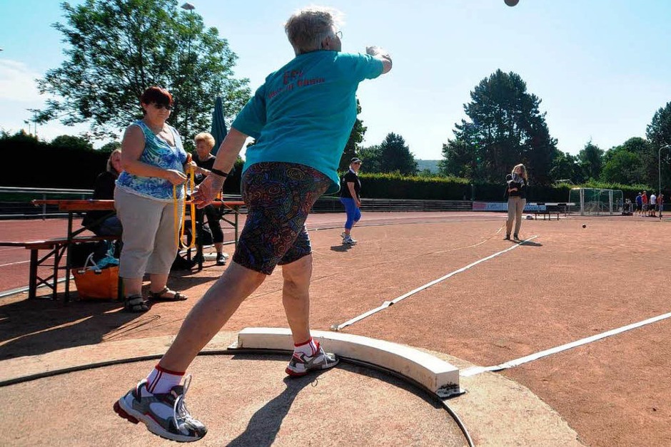 Turnfest live – leichtathletische Wettbewerbe der Senioren im Grüttparkstadion (Foto: Barbara Ruda) Turnfest live – leichtathletische Wettbewerbe der Senioren im Grüttparkstadion (Foto: Barbara Ruda)