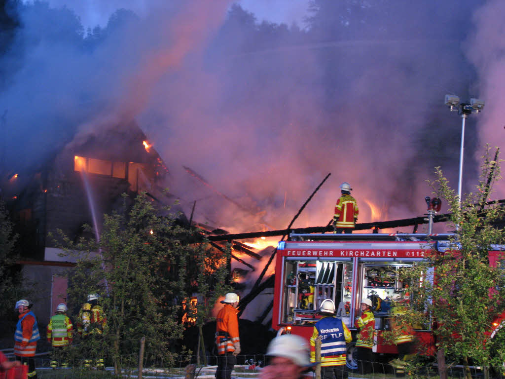 Das konomiegebude des Scherpeterhofs in Eschbach ist abgebrannt. 150 Feuerwehrleute waren im Einsatz.