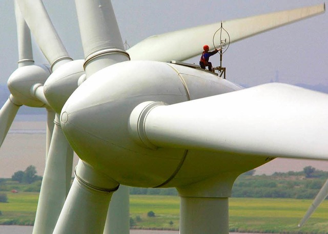 Windenergie wird fr die Stromversorgu...ombrse wird das gelassen aufgenommen.  | Foto: dpa