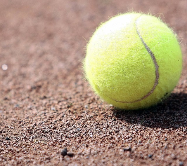TennisOberweier vs. VillingenTennisball auf Sandplatz  | Foto: Peter Aukthun-Grmer