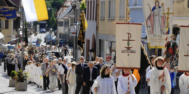 Sonnenbeschienen war der Prozessionszu...am Sonntag durch die Altstadt fhrte.   | Foto: Vitt