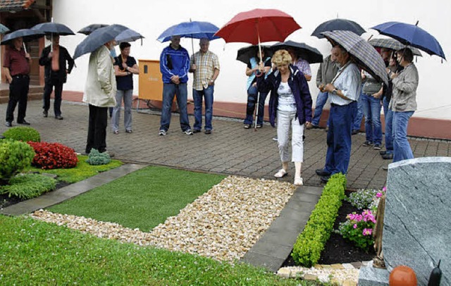 Ortstermin auf dem Friedhof: Der Ortsc...nahm die Mustergrber in Augenschein.   | Foto: Roland Vitt