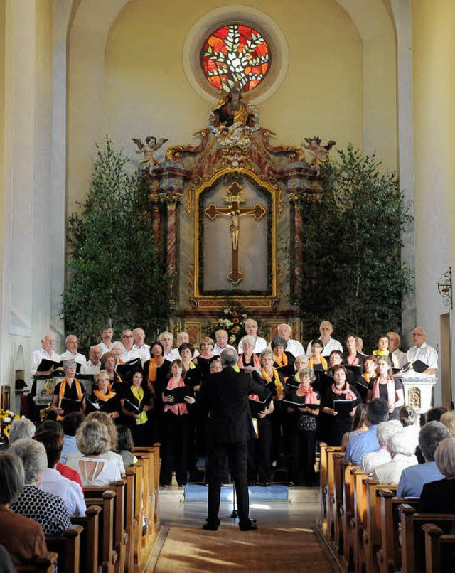 Die Chorgemeinschaft Lahr unter der Le...r Kuhbacher Kirche Mari Heimsuchung.   | Foto: Heidi Fssel