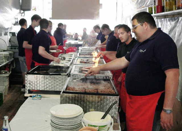 Kam mchtig ins Schwitzen: Die Kchenc...st der Elzacher Feuerwehr am Sonntag.   | Foto: kurt meier