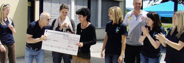 Der Sponsorenlauf der Hohenlupfenschul...n links) den Scheck an Annette Isabo.   | Foto: Burkhard Hentschel