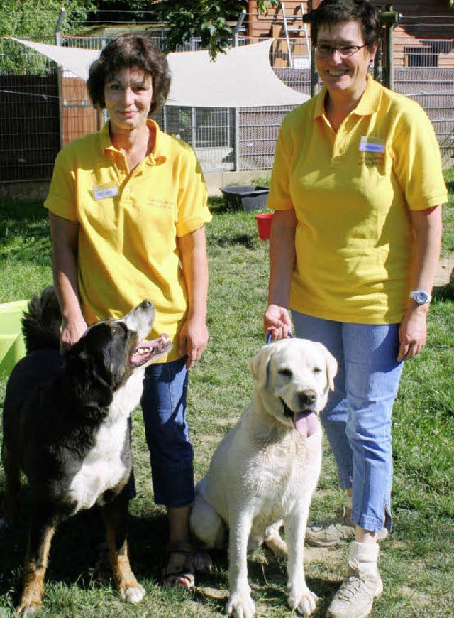 Tierheimleiterin Martina Donath und di...en Bol und Gustav (jeweils von links)   | Foto: CREMER