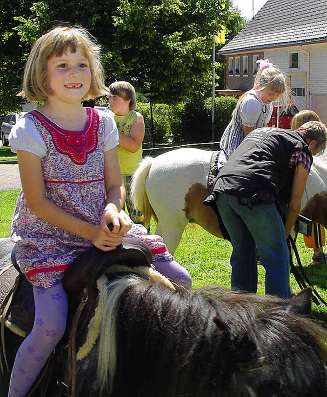Familienfest: Auf dem Rcken der  Pony...e Kinder  einige Runden zurckzulegen.  | Foto: Erhard Morath