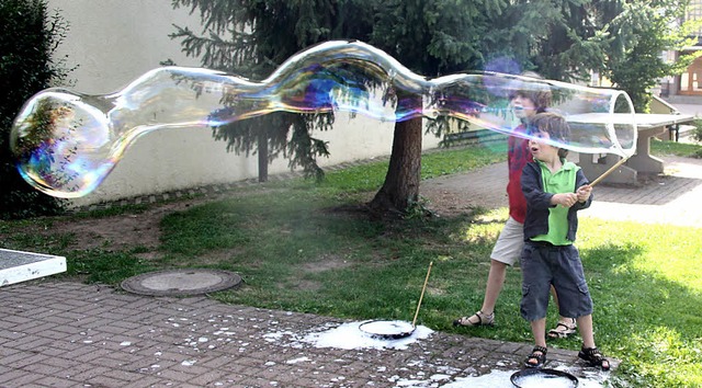 Windben sorgten dafr, dass die Seife...s Hausens gigantische Formen annahmen.  | Foto: Heiner Fabry