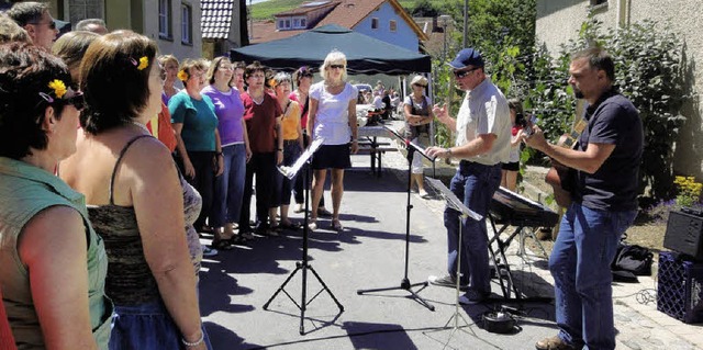 Der Chor Pinot Presto sang zur Erffnung der Mauchener Bergstrae.   | Foto: Silke Hartenstein