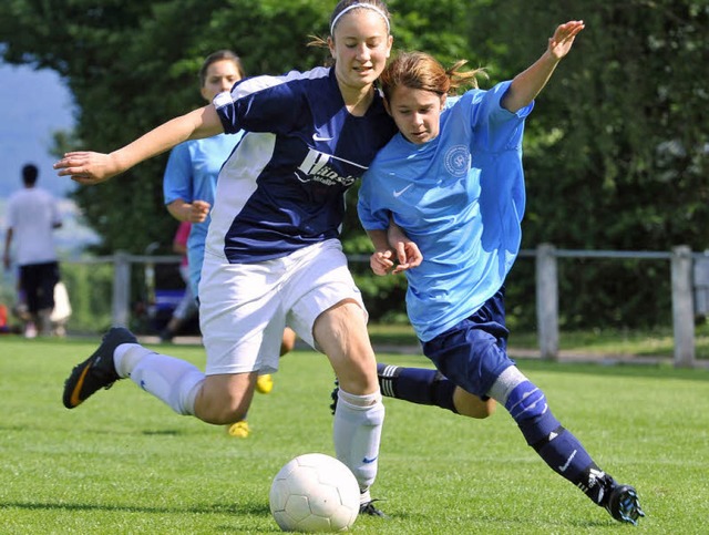 Packende Zweikmpfe beim Mdchenfuball.   | Foto: Michael Bamberger