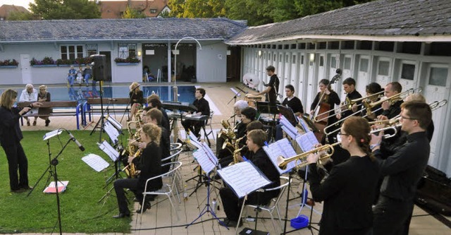 Die Big Band der Albert-Ludwigs-Universitt spielte zum Auftakt im Lorettobad.   | Foto: Michael Bamberger