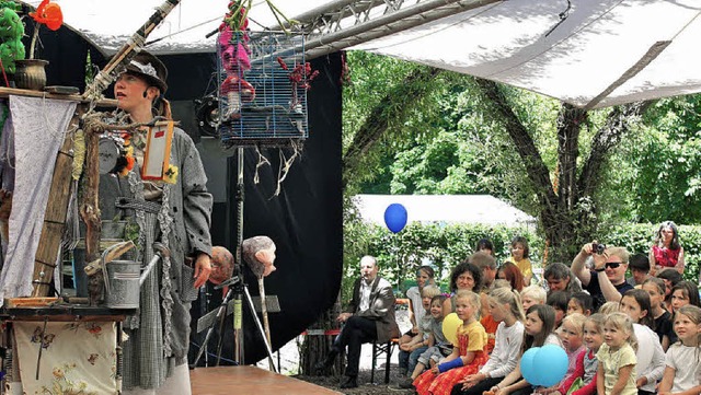 Voller Weidenpalast beim Auftakt des K...atertreffens mit dem Artisjok-Theater   | Foto: Viktoria Schlusche