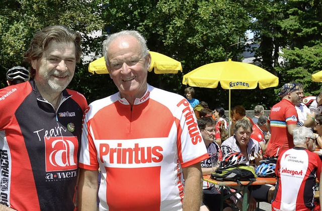 Gunther Abele (links) und Jo  Schraede...nung-Hock im Hof des Fahrradmagazins.   | Foto: Schmid