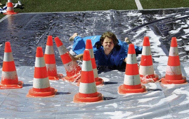 Alle Neune hie das Ziel beim feucht-f...hen-Bowling&#8220; auf glatter Plane.   | Foto: Dieter Maurer