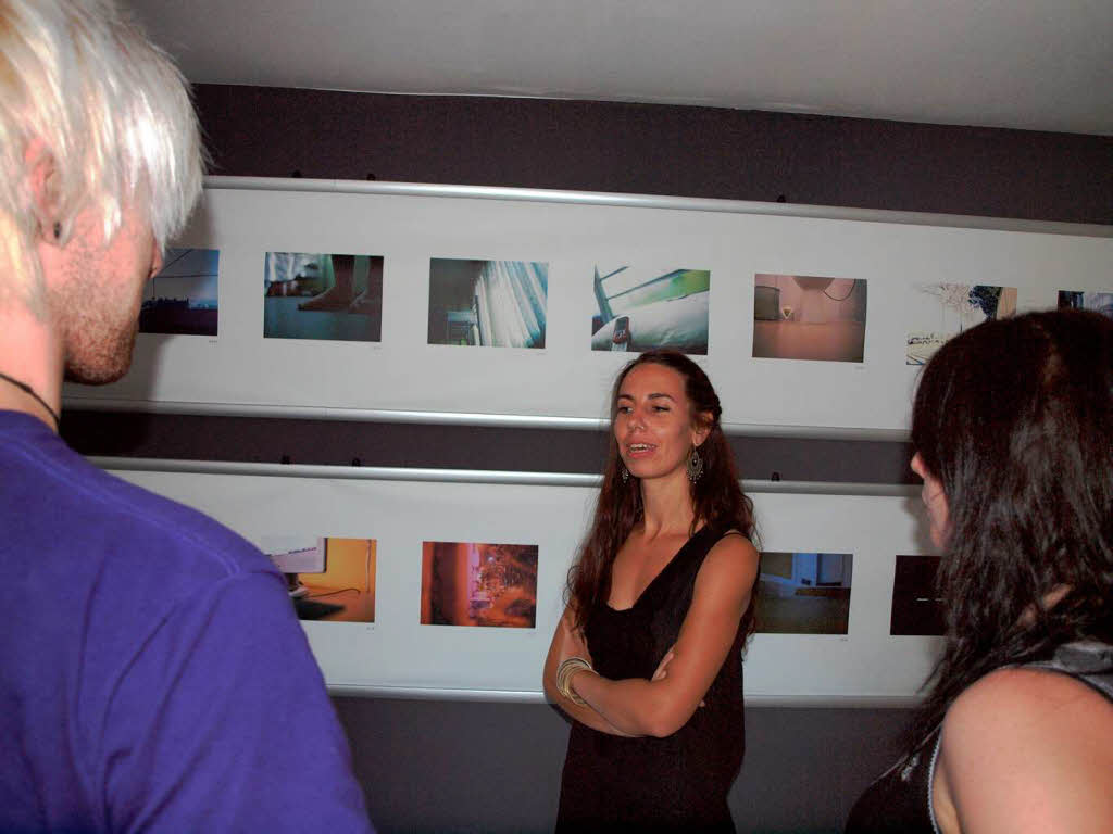 Knstlertage in Riegel, offenes Ateliers der Riegeler Knstler. Tanja Trul (r.m.) prsentiert ihre Fotos